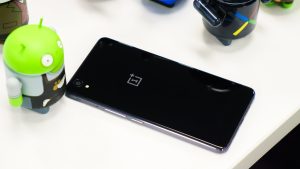 Design do OnePlus 5 “Midnight Black” é vazado em imagem promocional