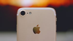 Vaza foto do suposto iPhone 7S com traseira em vidro