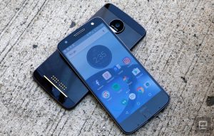 Smartphone da Motorola com tela que se auto-conserta