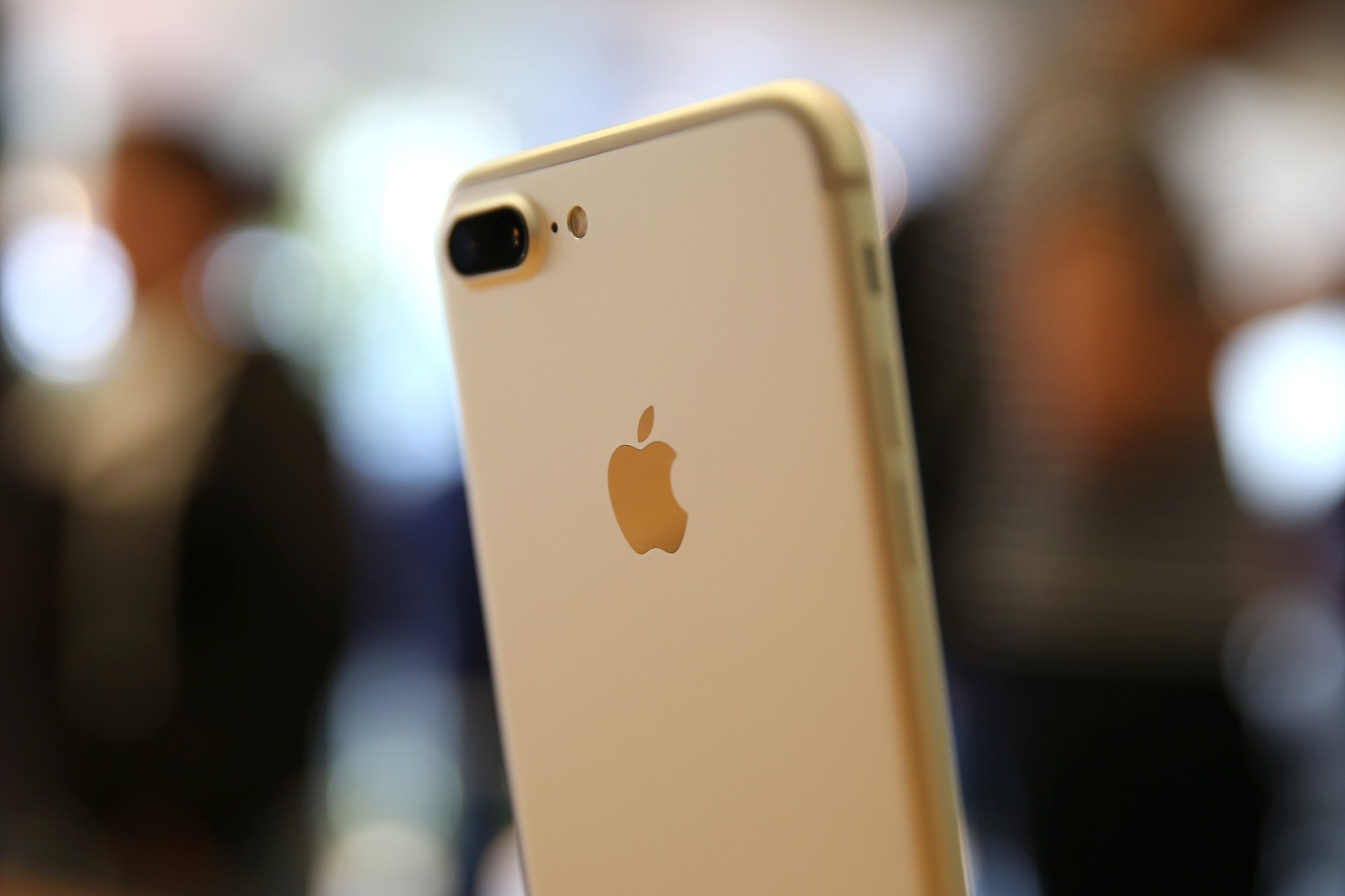 The new iPhone 7 smartphone is displayed inside an Apple Inc. store in Los Angeles, California, U.S., September 16, 2016. REUTERS/Lucy Nicholson - RTSO2WE