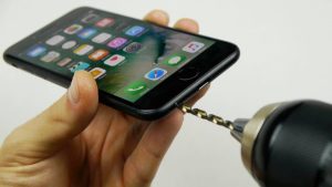 Engenheiro implanta entrada para fones de ouvido em um iPhone 7