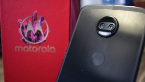 Motorola faz “piada” da Samsung em novo comercial do Moto Z2